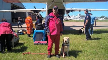 EQUIPO. El perro Ringo junto a su adiestrador Leonardo Silva, ante de viajar a Chubut..