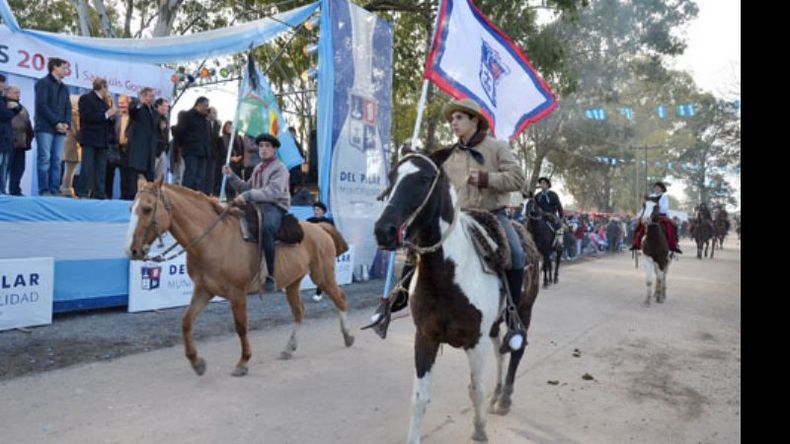 Pueblo Gaucho. Los centros tradicionalistas en su paso frente al palco oficial..