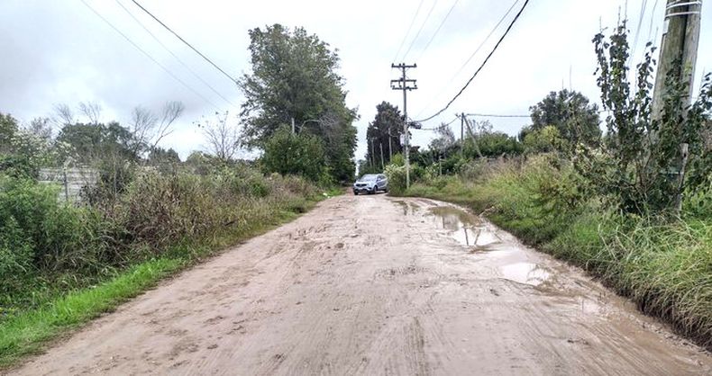 Esquina Colegio Rema, calle Calcagno, ni vereda para que los chicos lleguen cuando llueve. La calle intransitable. Hace años que se reclama al Municipio que arreglen la calle y sin respuesta. Adónde más hay que ir a reclamar. Deby y Angelina / @DeboraRodas.