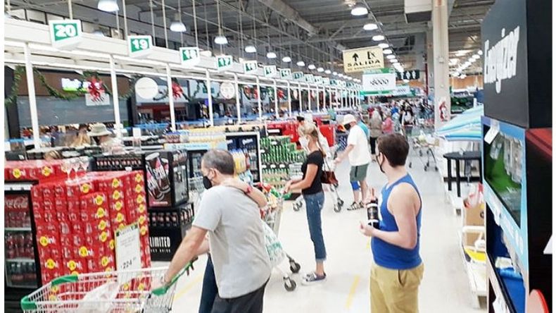 DE COMPRAS. Los supermercados reciben más gente que antes de la pandemia..