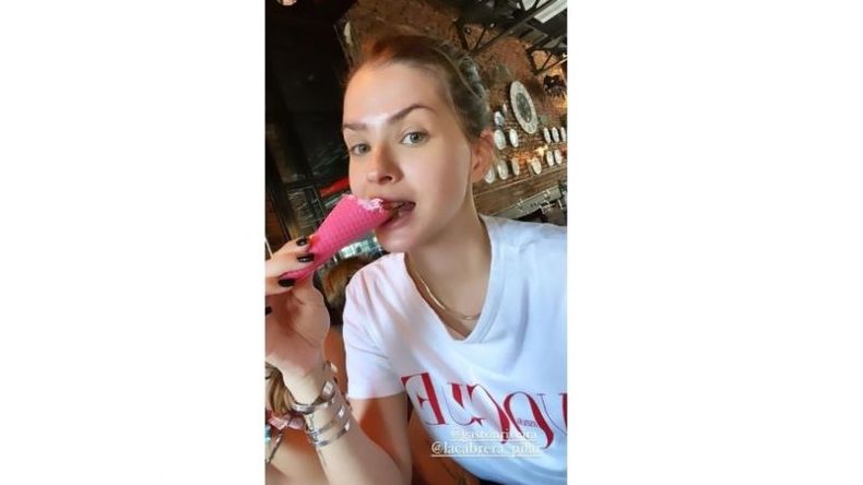 La actriz saboreó los originales cucuruchos de colores del restaurante. .