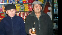 Emiliano exhibe su nuevo mate junto a Cacho, amigo del bar..