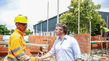 SALUDOS. Achával recorrió las dos obras que se realizan en simultáneo.
