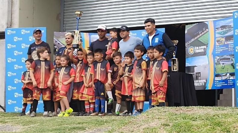 La categoría 2014/15 de Halcones FC, que se consagró en el torneo..