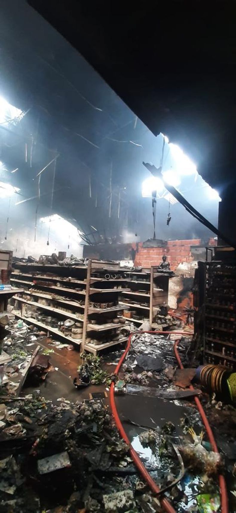Se desconocen las causas que originaron el fuego que afectó al bazar chino y a un negocio de indumentaria.&nbsp;