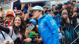 Colapinto y su imán con las fans en Japón. Colapinto y su imán con las fans en Japón.