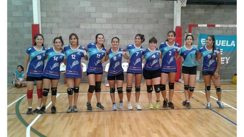 EN FILA TRAS LA VICTORIA. La Sub 17 de la EVD celebró el fin de semana en Morón..