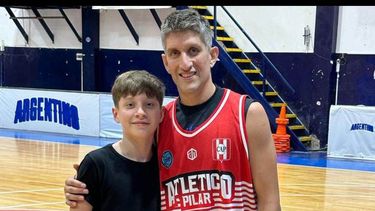 Jonatan Treise y su hijo Benja en el regreso a Atlético Pilar.
