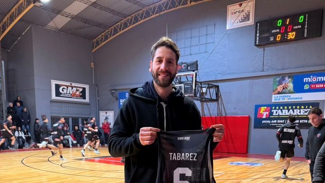 Patricio Tabarez recibió una remera de Derqui en su paso por el club en los playoffs de la Liga Federal.