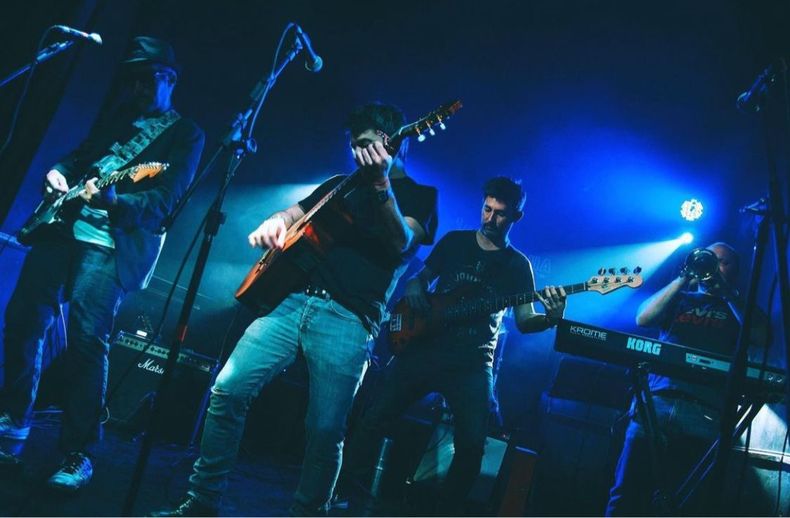 “VOLVEMOS UN RATO”. Humildes Tártaros en Destino.