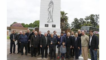 ARTE. En el cierre, inauguraron “El abrazo”, de Alejandro Marmo..
