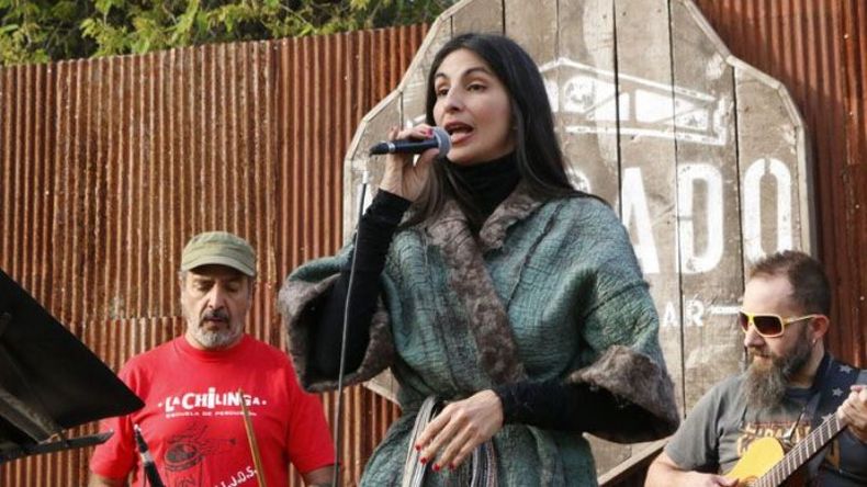 CANTO BAJO EL SOL.. La modelo y actriz, Carolina Peleritti estrenó en Pilar su nueva faceta (no tanto, en realidad), la de cantante. Al frente de una banda de grandes músicos, aborda piezas del cancionero de nuestro folclore. Se la pudo ver ayer en una nueva edición de El Mercado La Aldea..