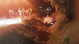 (El viernes por la noche) se cayó un auto en Pilar, barrio Las Margaritas, en la calle El Ñandú, con tres personas adentro. Cada día está peor, ya perdí la cuenta de cuántos autos ya se cayeron. Mailen Indu. .