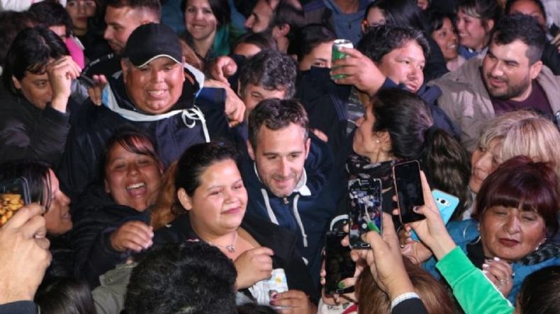 FESTEJO. El domingo, Achával celebró el triunfo con militantes. .