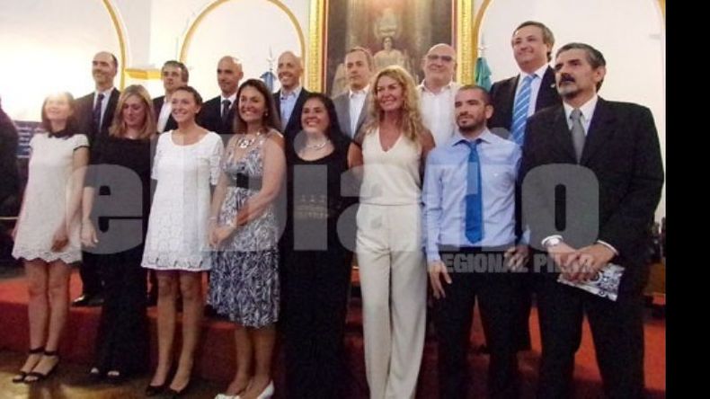 EQUIPO. Nicolás Ducoté junto a su gabinete, tras tomarle juramento a cada uno de los secretarios..