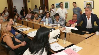 PAPELES. Los funcionarios municipales llevaron información al HCD..