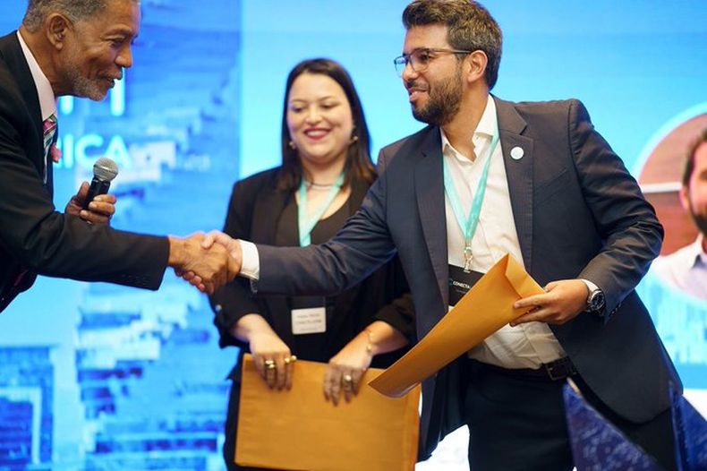 DESTACADO. Ariel Fernández Alvarado en la ceremonia de premiación en Panamá.