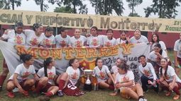 PRIMER TÍTULO. Las jugadoras de Monterrey posan con la remera de campeonas en la Liga Escobarense. PRIMER TÍTULO. Las jugadoras de Monterrey posan con la remera de campeonas en la Liga Escobarense.