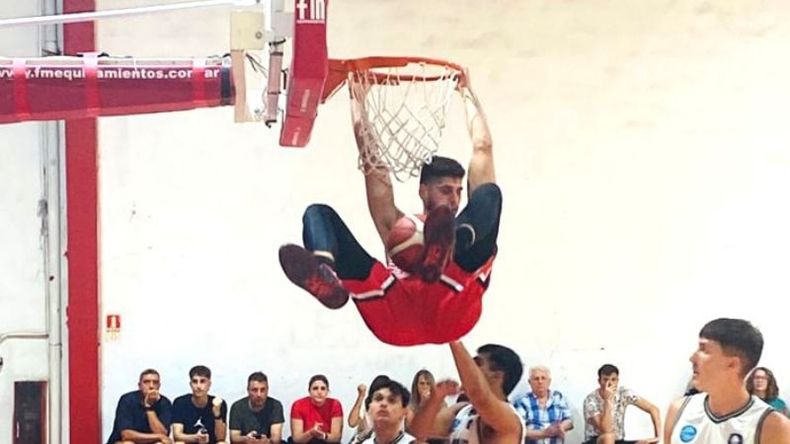 VOLCADA. Tommy Demogerontas, espectacular. (Foto: Prensa Atlético).