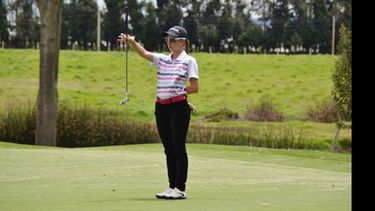 (GLOBAL JUNIOR GOLF). LOGÍSTICA. Aguilera mide la distancia y la inclinación del green..