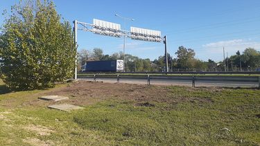 AUSOL instaló por fin un guardarail entre los puentes del Panchito y El Petrel. Kilómetro 56 mano a CABA.