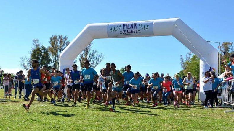 LARGADA. Más de 300 atletas aportaron su grano solidario para ayudar a la Escuela 8..