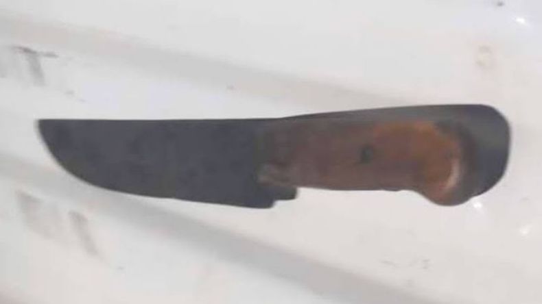 El cuchillo de cocina utilizado por el agresor fue hallado clavado en una silla. .
