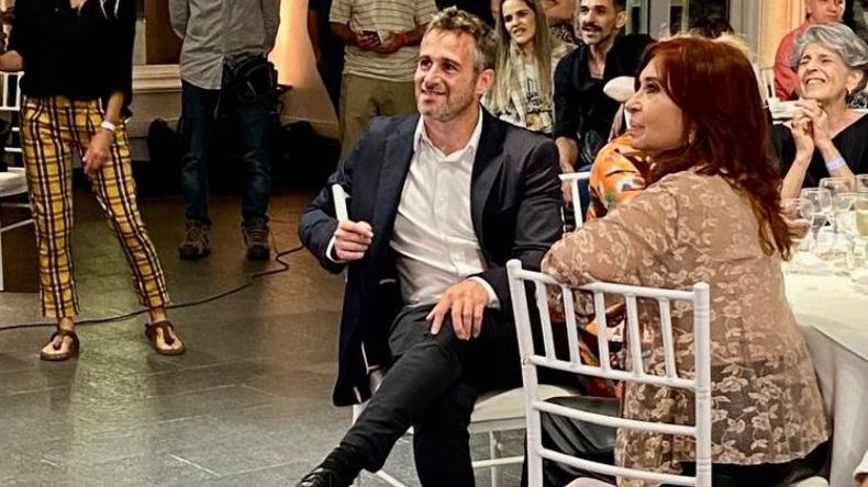 Achával junto a Cristina siguiendo la presentación de los artistas..