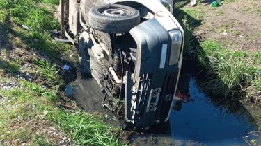 FINAL. La Fiat robada cayó en una zanja de Santa Isabel y Anasagasti, en Manuel Alberti.