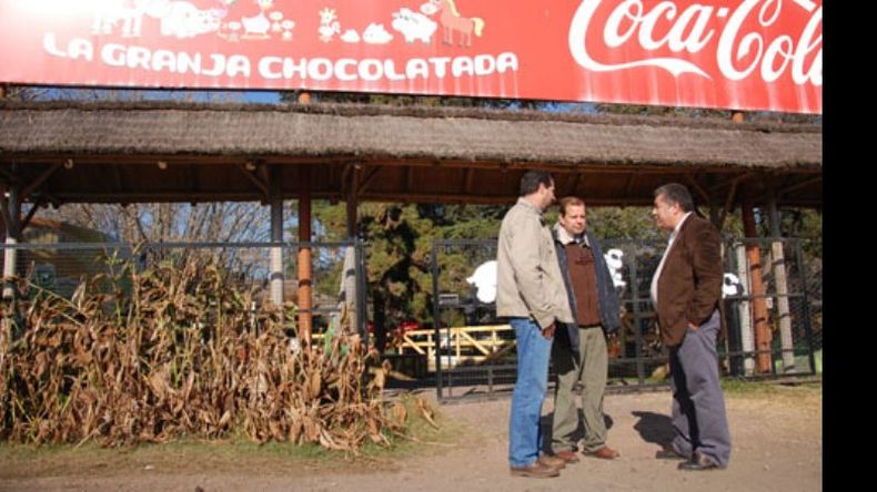 Funcionarios municipales en la puerta de la Granja Chocolatada, ayer, durante la clausura..
