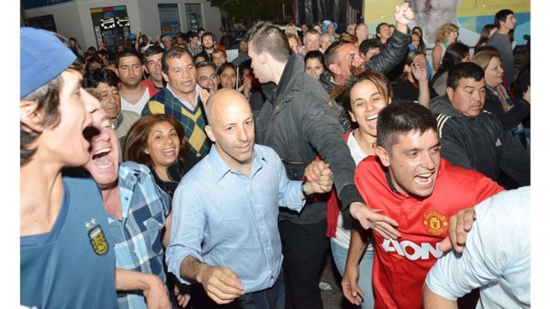 FESTEJO. Ducoté, hace un año, celebró en la plaza con sus seguidores..