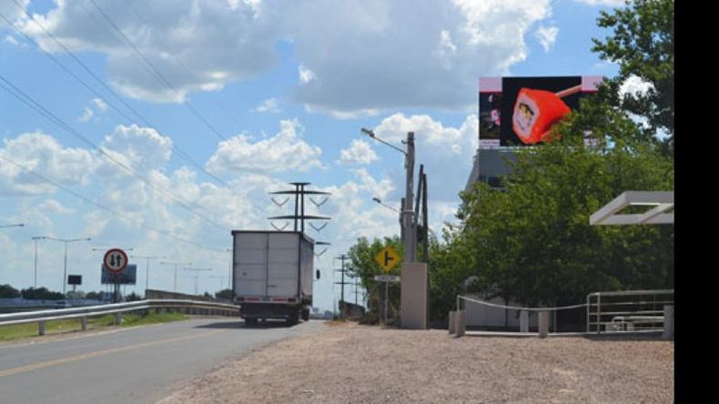 Uno de los carteles que se ve desde la autopista. En este caso, sobre un edificio..