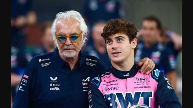 Franco Colapinto junto al director de Alpine, Flavio Briatore.