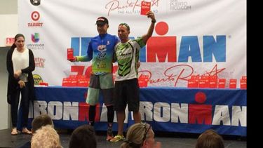 PODIO. Oscar García (der.) fue 2º en 35-39 años y 29º en la general del Ironman..