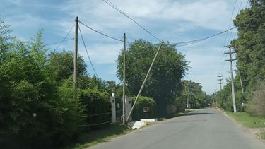 “Cuando pedimos CABLEADO SUBTERRANEO, con normas de seguridad internacionales, era para evitar accidentes y estas demoras e inconvenientes innecesarios. Hoy cables cortados, muchos energizados, postes caídos, podridos, o a punto de caerse son la postal de Del Viso y Pilar PUEBLO”. Guillermo Horacio Willy Lorenzo.