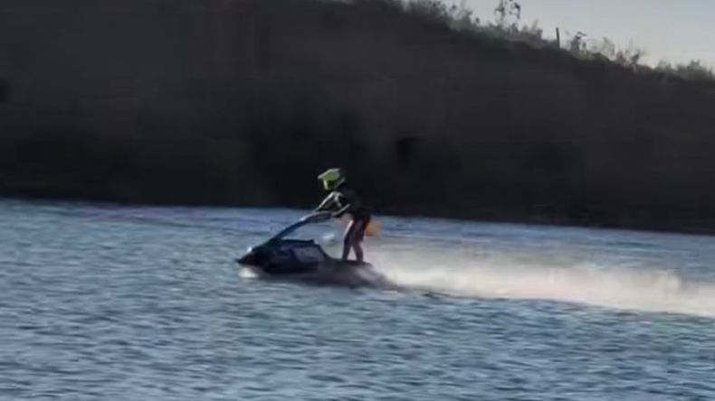 El jet ski es una de las principales atracciones de las playas ubicadas sobre la calle Frondizi. .
