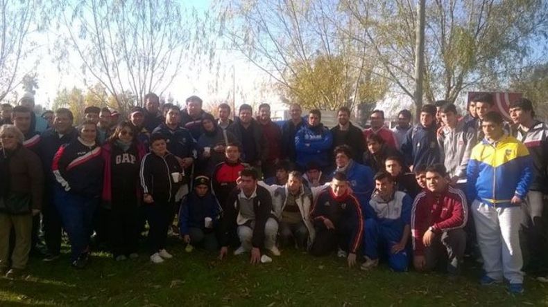 UNIDOS. Los chicos, profes y papás, tras el amistoso en el estadio..