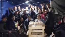 Los trabajadores despedidos de ILVA atraviesan el invierno acampando. Los trabajadores despedidos de ILVA atraviesan el invierno acampando.