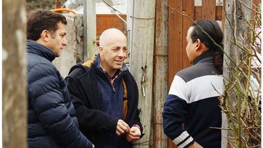 TIMBREO. El intendente recorrió Astolfi junto al titular del IPS, Christian Gribaudo..
