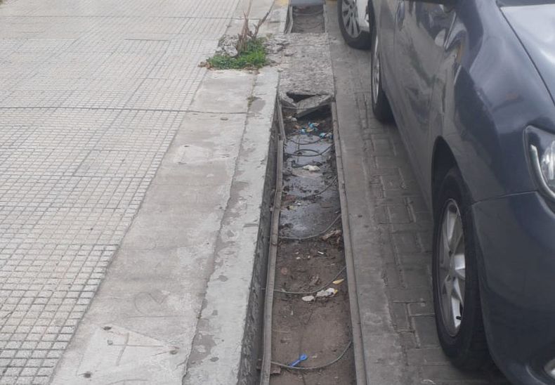 Tres postales de Pilar centro. Rivadavia, entre Moreno y Fermín Gamboa. La “semipeatonal” de Ducoté, abandonada. La vereda de la Escuela N°1 sobre Yrigoyen, por donde salen los colectivos de la terminal. A veces no les da el radio de giro y pisan la vereda. La oficina de ANSES en época de Milei. Ya no hay largas filas tramitando algún beneficio social para menguar los errores de las políticas económicas. Jorge.&nbsp;
