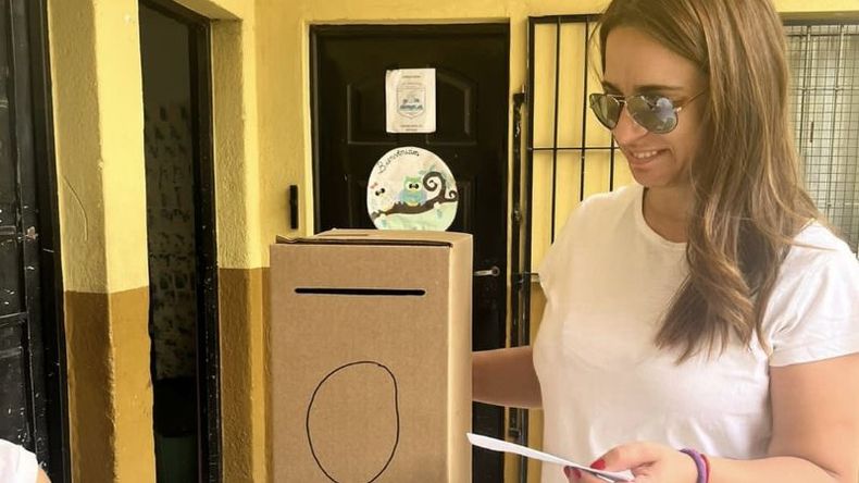 URNA. Claudia Zakhem votando en la interna. Presidirá el radicalismo por dos años. .