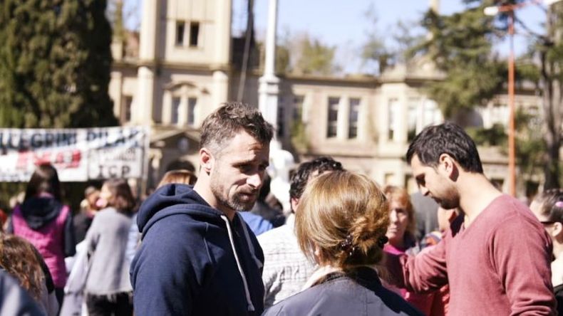 EN EL PELLE. Achával dialogando con los vecinos durante el abrazo. .
