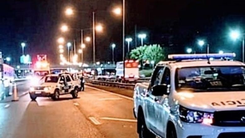 KILÓMETRO 50. La policía realizó los peritajes en la zona del ataque. Foto: @juancaimpacto. .