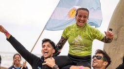 Lucía Cosoleto celebra la renovación de su título Mundial en Francia.