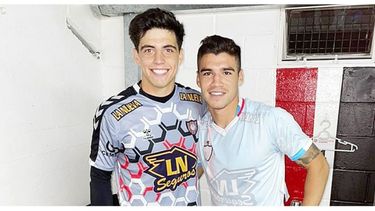 FELICIDAD. Losas (izq.) junto a un compañero tras el triunfo ante Belgrano..