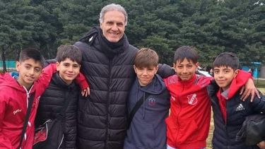 Alexis, Franco, Vicente, Luka y Nacho junto a Oscar Ruggeri.&nbsp;