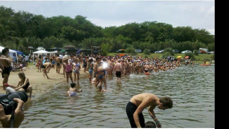La largada de los 400 nadadores que se anotaron en la competencia..
