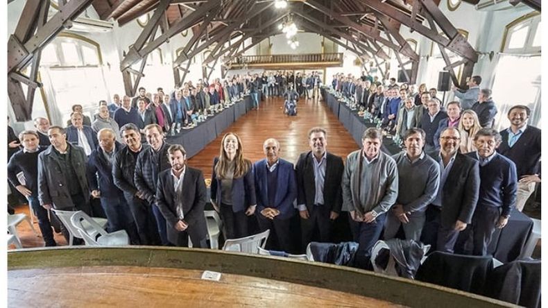 ENCUENTRO. Los intendentes recibieron el mensaje de la gobernadora..