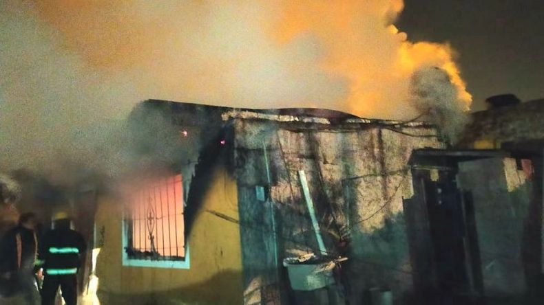 Pérdidas totales. La casilla del barrio Monterrey fue consumida por las llamas..