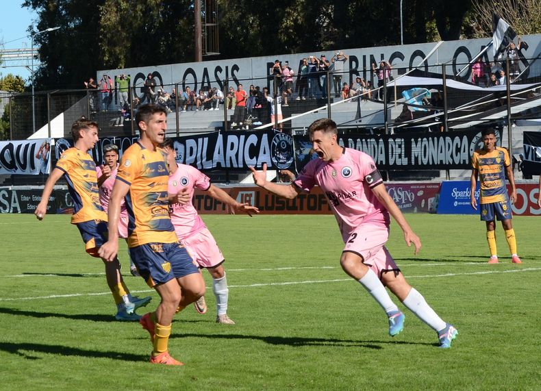 DESAHOGO. Otermín grita su gol, de penal, para el 2-1 en el cierre del primer tiempo.